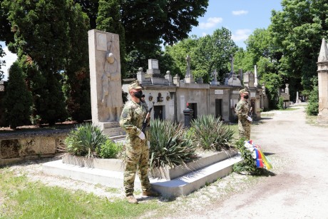 Néma koszorúzások a Hősök Napja alkalmából